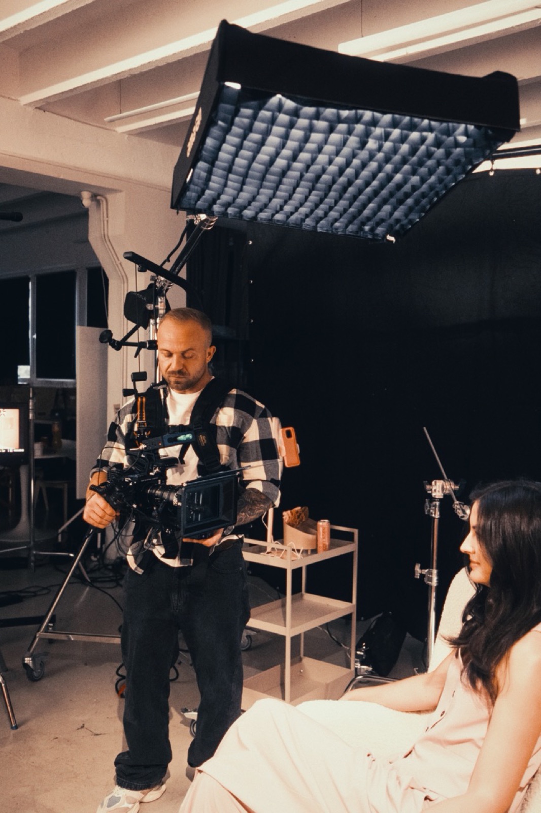 Piotr Tymosiak na planie w studio